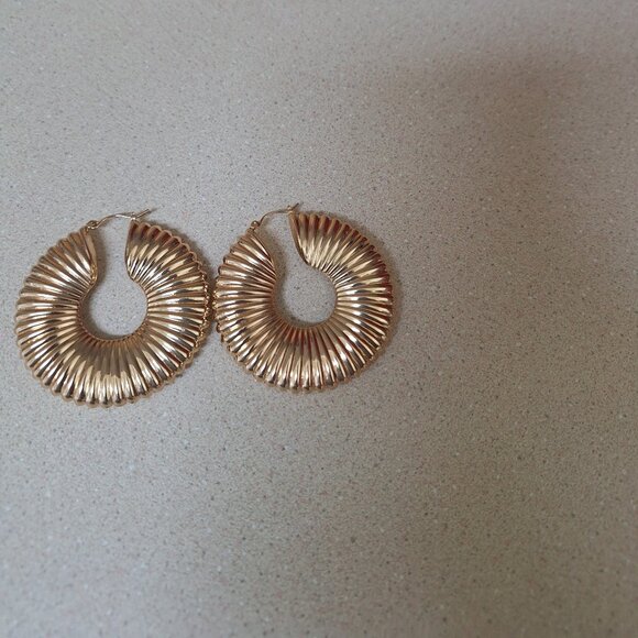 GOLD HOP EARRINGS. - Picture 1 of 2